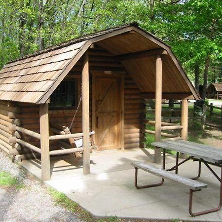 Revelstoke Campgrounds & Cabins Villa Room photo